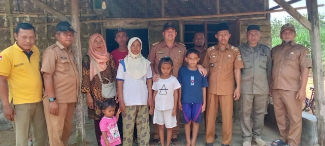 Disambangi Camat dan Kakam, Nenek di Bandarsakti Ini Teteskan Air Mata