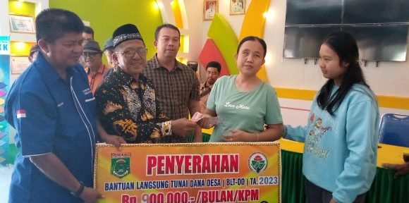 Kampung Gunungbatin Udik Salurkan BLT DD kepada 80 KPM