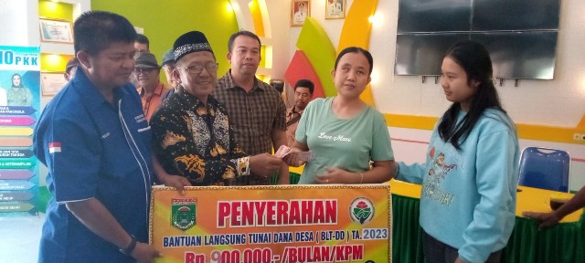 Kampung Gunungbatin Udik Salurkan BLT DD kepada 80 KPM