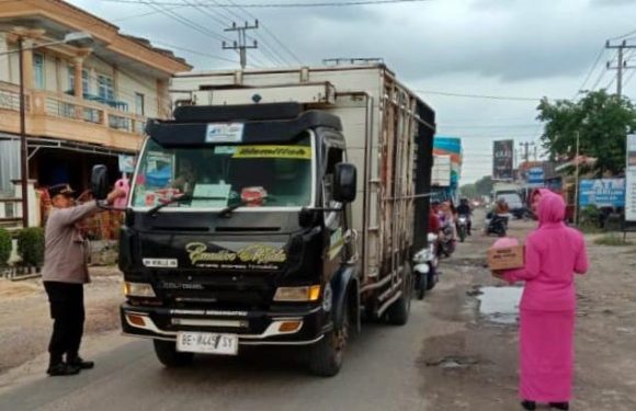 Polri Peduli, Berbagi Takjil untuk Masyarakat