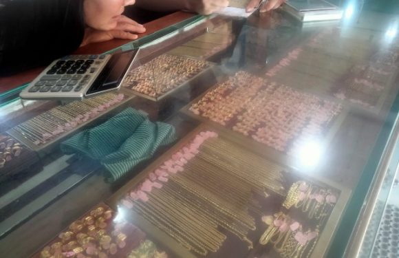 Harga Emas 24 Karat Turun Rp 20 Ribu di Bandarjaya Plaza