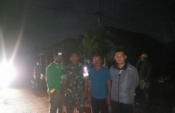 Aparatur Kampung  Gayausakti  Lakukan Keamanan Rumah Rusak Dampak Angin Puting Beliung