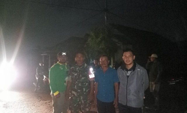 Aparatur Kampung  Gayausakti  Lakukan Keamanan Rumah Rusak Dampak Angin Puting Beliung