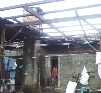 Angin Puting Beliung juga Merusak Puluhan Rumah di Kampung Mujirahayu