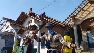 Warga Kampung Gayausakti Bergotong Royong Perbaiki Rumah Rusak Dampak Angin Puting Beliung