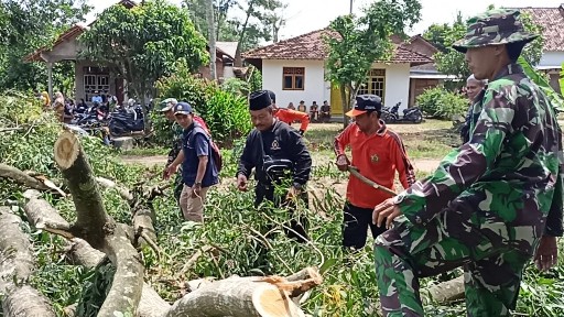 TNI-Polri dan Pramuka, Bantu Warga Perbaiki Rumah Warga Korban Puting Beliung