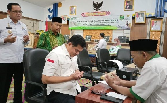 Bupati Lamteng Serahkan Zakat Fitrah dan Profesi ke BAZNAS Lamteng
