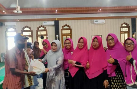 Baksos ke 19, Mardiana Musa Ahmad dan Majelis Ta’lim Jabal Nahl Yukumjaya Bagikan 550 Paket Sembako