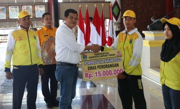 Bupati Lamteng Realisasikan Tali Asih untuk Atlet Peraih Medali di Ajang Porprov Lampung