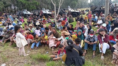 Ribuan Masyarakat Tunggu Kadatangan Jokowi di Lapangan SB 13