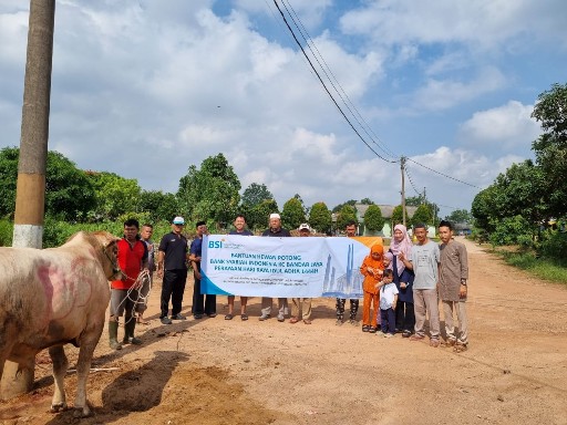BSI Cabang Bandarjaya Menyerahkan Hewan Kurban Sapi ke Warga Divisi II GGF