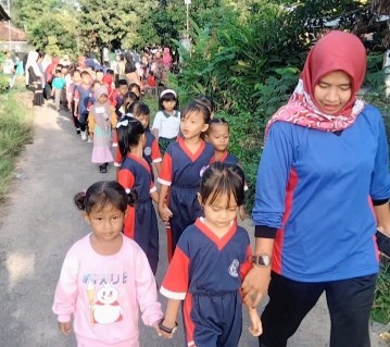 Pengenalan, Siswa Baru TK LPMK Simpangagung Diajak Keliling Lingkungan