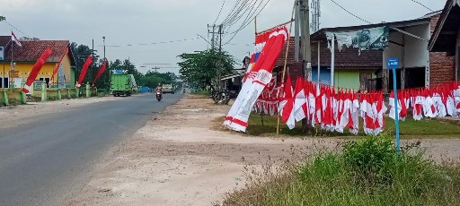 Jelang HUT RI ke-78, Pedagang Bendera dan Umbul-Umbul Bermunculan