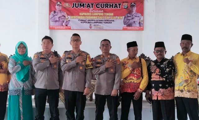 Jumat Curhat di Simpangagung, Wakapolres Lamteng Kompol Poeloeng Akan Upayakan Buka Pos Polisi