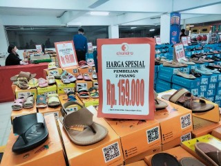 Wow, Beli Dua Pasang Sandal Hanya Rp 159 Ribu di Chandra Bandarjaya