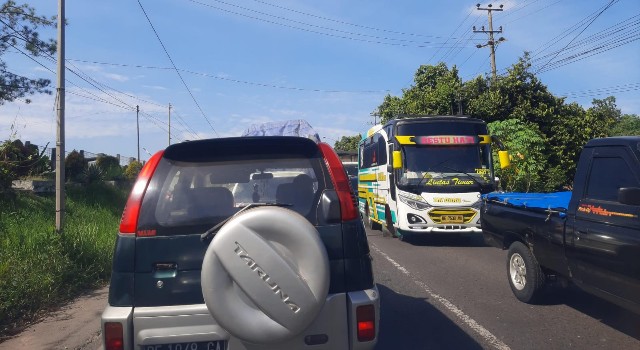 Jalan Lintas Sumatera Padat, Pemilik Mobil Ogah Naik Tol