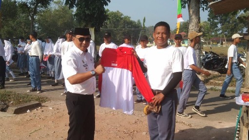Beri Seragam Latihan, Camat Bandarmataram Cek Kesiapan Paskibra