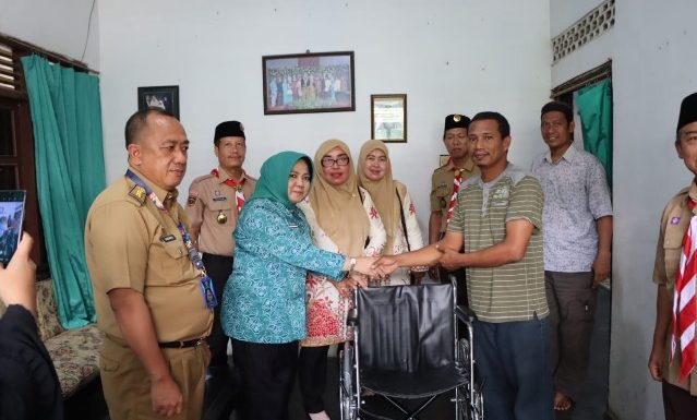 Ketua TP PKK Lamteng Mardiana Musa Ahmad Berikan Bantuan Kursi Roda ke Warga Bandarjaya Barat