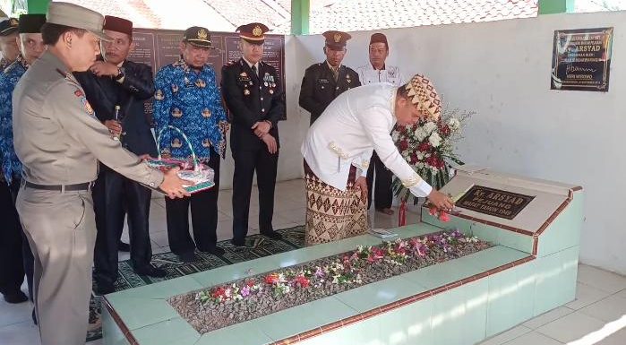 Usai Upacara Pengibaran Bendera Merah Putih, Forkopincam Trimurjo Ziarah ke Makam Pejuang Ky. Arsyad