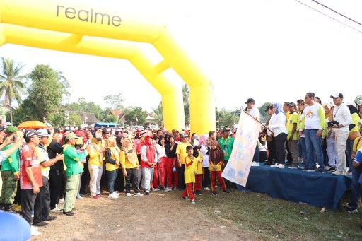 Bupati Musa Lepas Ribuan Peserta Jalan Sehat di Lapangan 11d Kelurahan Simbarwaringin
