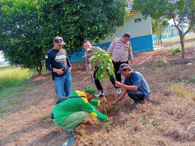 Penghijauan Sejak Dini, Polsek Trimurjo Bersama Kakam Liman Benawi Tanam Bibit Pohon