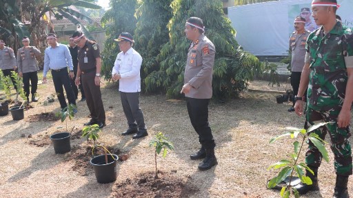Bersama Polsek Jajaran, Polres Lamteng Tanam 1.000 Pohon
