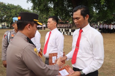 Dinilai Berdedikasi dan Berprestasi, Sepuluh Personil Polres dan Polsek Diganjar penghargaan Oleh Kapolres Lamteng