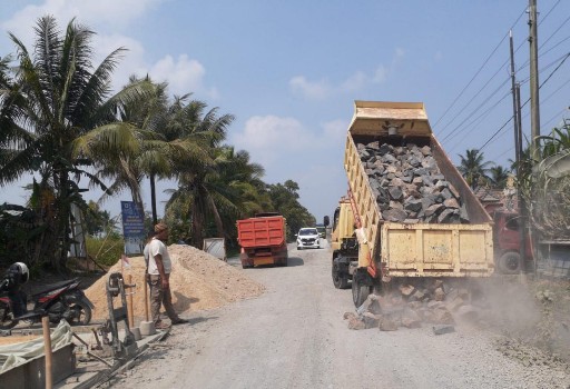 Material Pembangunan Drainase di Ruas Kotagajah – Bandarsurabaya Dikeluhkan Sejumlah Pengendara yang Melintas