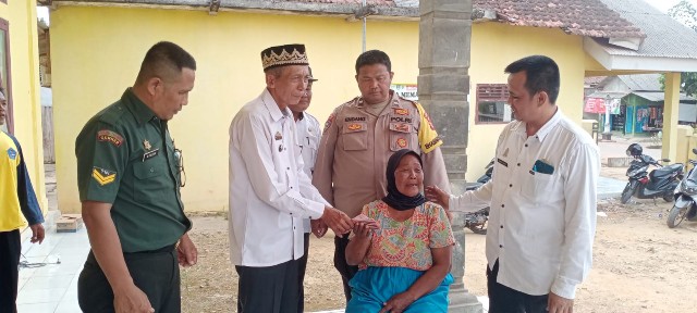 Kakam Purwoadi Salurkan BLT-DD Tahap Tiga Triwulan Ketiga Kepada 22 KPM