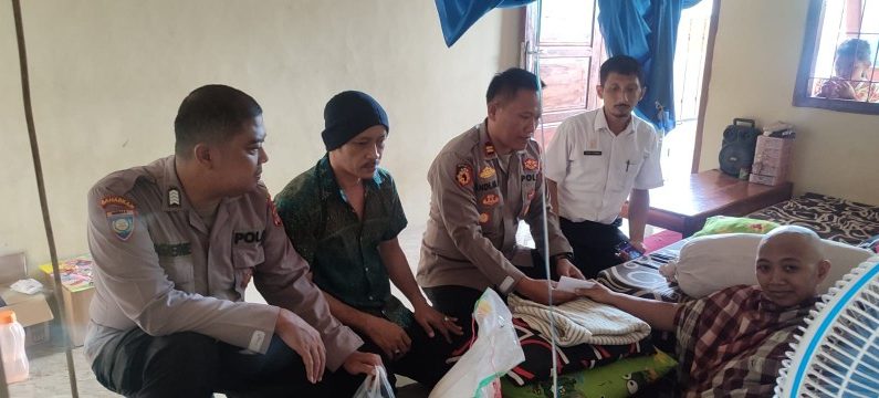 Polsek Waypengubuan Beri Santunan Warga Pengidap Kanker Payudara