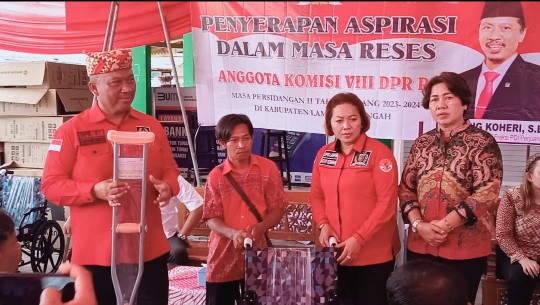 Serap Aspirasi Rakyat, I Komang Koheri Serahkan Bantuan Untuk Disabilitas