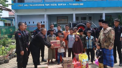 Safari Jumat di Panti Asuhan Al – Marhammah Bandarjaya, Batalyon B Pelopor Serahkan Bantuan Sembako