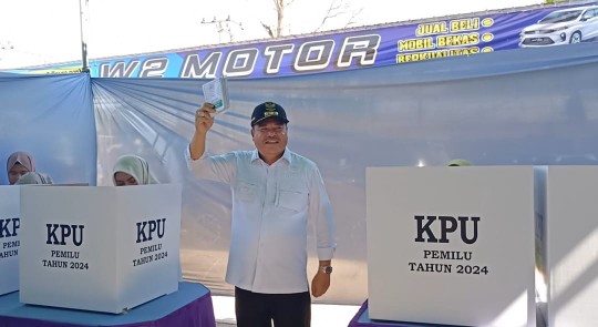 Sembari Pantau Pelaksanaan Pemilu, Bupati Lamteng Nyoblos di TPS 29 Yukumjaya