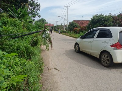 Membahayakan Pengendara, Tiang Kabel Fiber Optik Condong ke Bahu Jalan