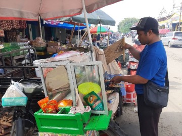 Cukup Setengah Hari Jualan Sate Ayam Kaki Lima Raup Omset Jutaan Rupiah