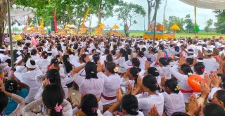 Jelang Nyepi, Umat Hindu Lampung Tengah Jalani Upacara Melasti