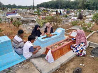 Jelang Ramadan Warga Ziarah Kubur