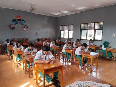 54 Siswa Ikuti Ujian Sekolah di SMA Pancasila Seputih Mataram