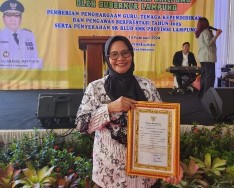 Raih Penghargaan Kepala Sekolah Berprestasi  Gubernur Lampung, Ratnawati  Dedikasikan Untuk SMAN 1 Terusannunyai Lamteng