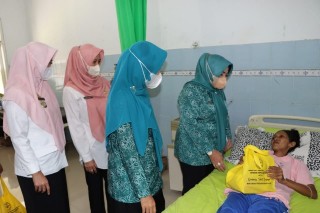 Pasien di RSUD Demang Sepulauraya Dapat Tali Asih Ketua TP Penggerak PKK Lamteng Mardiana Musa Ahmad