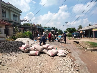 Jelang Hari Raya Idul Fitri 2024, Jalan Seputar Pasar Simpangagung Diperbaiki
