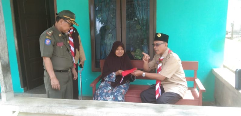 Sambut HUT-RI ke-79, Camat Punggur Bersama Kasi Trantibum Bagikan Bendera ke Warga