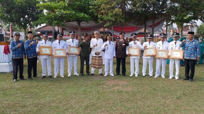 Tujuh Kepala Kampung di Kecamatan Trimurjo Terima Piagam Penghargaan Dari Pemkab Lamteng