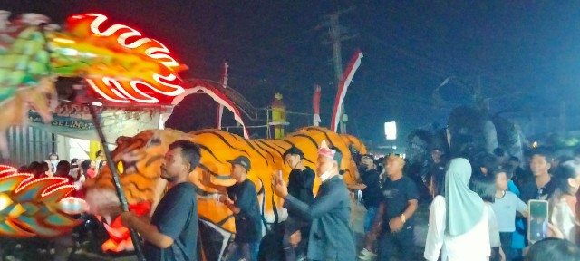 Gelegar  Leang Leong Bius Ribuan Warga Seputihagung pada HUTRI ke-79