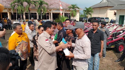 Bupati Musa Ahmad Serahkan Bantuan Alsintan Kepada Gapoktan dan Poktan se- Lamteng