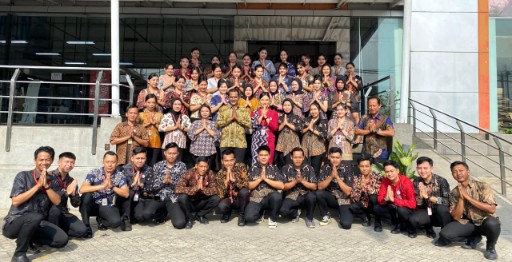 Hari Batik Nasional, Karyawan Chandra Bandarjaya Kenakan Pakaian Serba Batik