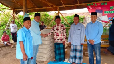 Calon Bupati Lamteng Nomor Urut 1, Musa Ahmad Serahkan Bantuan Untuk Pembangunan Kantor MWC NU Putra Rumbia