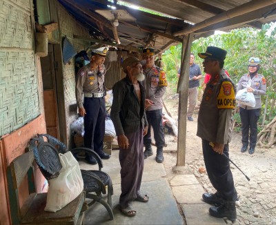 Ops Zebra Krakatau 2024, Kapolres Lampung Tengah Berikan Bansos kepada Masyarakat yang Membutuhkan