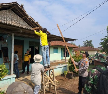 Usai Diterjang Angin Puting Beliung, TNI-Polri di Lampung Tengah Bersinergi Perbaiki Rumah Warga