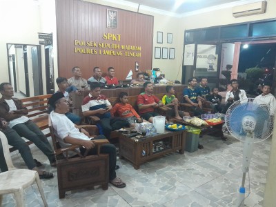 Polsek Seputih Mataram Gelar Nobar Sepak Bola untuk Perkuat Sinergi Jelang Pilkada